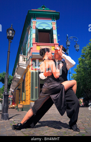 Fanny et Fabio dancers performing Tango, milonga et canyengue à Caminito, la Boca, Buenos Aires, Argentine. Banque D'Images