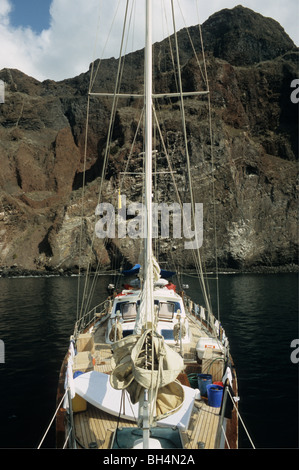 Bateau à voile ancrée face à la falaise de Punta Vicente Roca, l'île Isabela, Galapagos Banque D'Images