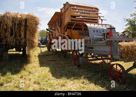 Une ancienne batteuse française qui doit être alimenté par un tracteur Lanz Bulldog. Banque D'Images