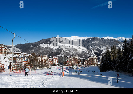 Les débutants pistes dans le centre du complexe hôtelier de La Tania, Trois Vallées, Tarentaise, Savoie, France Banque D'Images