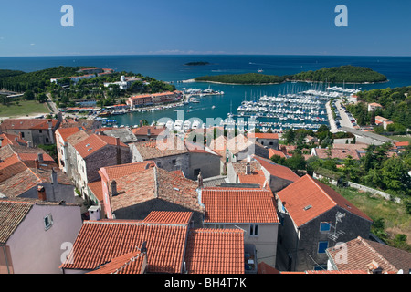 Vue sur les toits de la vieille ville et la Marina Vrsar Istrie Croatie Banque D'Images