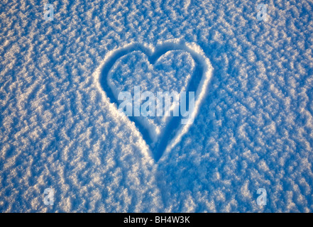 L'amour un cœur dessiné dans la neige Banque D'Images