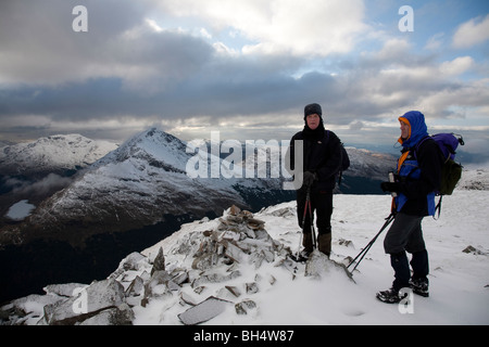 Deux hommes les promeneurs sur le sommet de Stob Coire Creach, loch restil Beinn et Luibhean dans l'arrière-plan. UK Ecosse Alpes Arrochar Banque D'Images