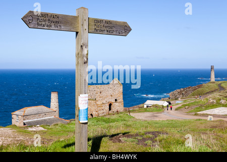 Le South West Coast Path au Levant et moteur, faisceau Mine Trewellard, Pendeen, nr St Just, Cornwall Banque D'Images