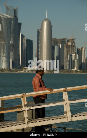 Vue Portrait de la ville de Doha avec un homme debout à côté d'une passerelle à l'avant-plan Banque D'Images