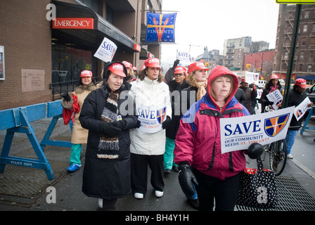 Rassemblement devant St Vincent's Catholic Medical Center à Greenwich Village, à New York, pour empêcher sa fermeture Banque D'Images