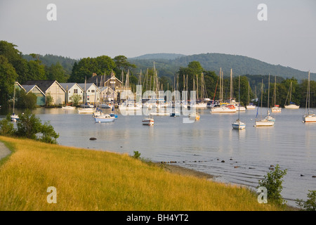 Bateaux à voile dans le port au crépuscule sur le lac Windermere. Banque D'Images