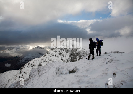 Deux hommes les promeneurs sur le sommet de Stob Coire Creach, loch restil Beinn et Luibhean dans l'arrière-plan. UK Ecosse Alpes Arrochar Banque D'Images