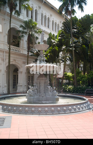 Fontaine dans la cour de l'Hôtel Raffles, Singapour, l'Asie du Sud Banque D'Images