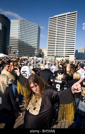 New Orleans Saints football fans le talonnage avant un match Banque D'Images