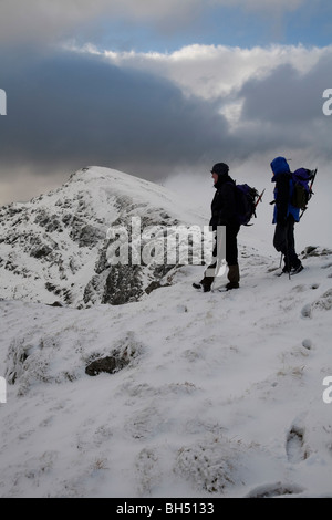 Deux hommes les promeneurs sur le sommet de Stob Coire Creach, loch restil Beinn et Luibhean dans l'arrière-plan. UK Ecosse Alpes Arrochar Banque D'Images