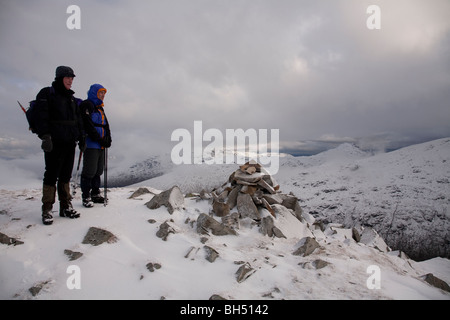 Deux hommes les promeneurs sur le sommet de Stob Coire Creach, loch restil Beinn et Luibhean dans l'arrière-plan. UK Ecosse Alpes Arrochar Banque D'Images