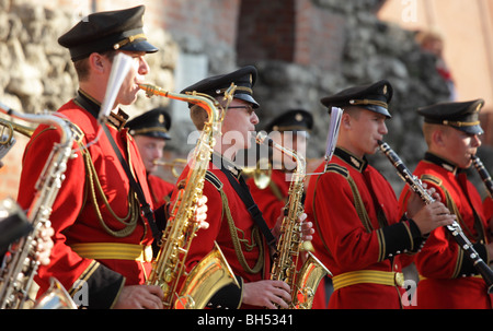 Wind band militaire dans jardin d'Alexandre contre les murs du Kremlin, Moscou, Russie Banque D'Images