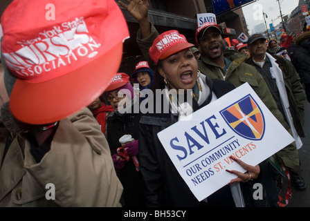 Rassemblement devant St Vincent's Catholic Medical Center à Greenwich Village, à New York, pour empêcher sa fermeture Banque D'Images