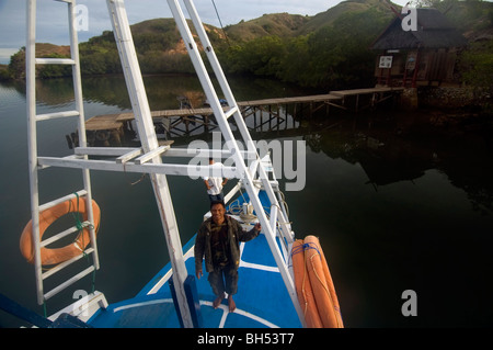 Bateau arrivant sur la jetée de l'île de Rinca à ranger station, Parc Marin de Komodo, en Indonésie. Pas de monsieur ou PR Banque D'Images