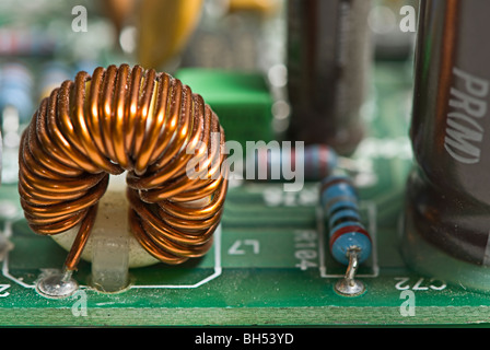 Composants électriques sur un circuit imprimé Banque D'Images