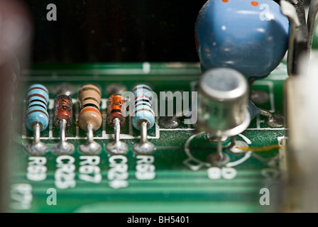 Composants électriques sur un circuit imprimé Banque D'Images
