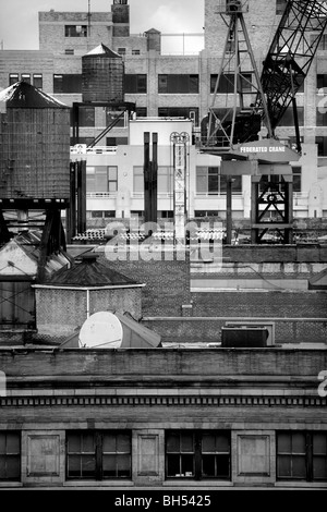 Les bâtiments, des gratte-ciel, New York, NY, USA. Lower Manhattan, SoHo. Moody, dramatique, photographie en noir et blanc, d'une grue Banque D'Images