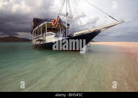 Bateau de croisières de plongée le coucher du soleil, la sensation du parc marin de Komodo, en Indonésie. Pas de monsieur ou PR Banque D'Images