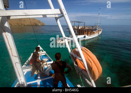 Les bateaux de croisières de plongée se bousculent pour moorings, le parc marin de Komodo, en Indonésie. Pas de monsieur ou PR Banque D'Images