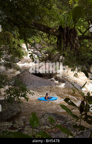 Le pagayeur et saison des pluies inondations dans la forêt tropicale à Crystal Cascades, Redlynch, Cairns, Queensland du nord, Australie Banque D'Images