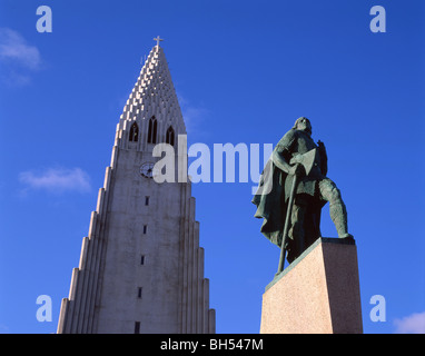 Statue de Leif Ericson et Hallgrimskirkja, Reykjavik, une plus grande région de Reykjavik, République d'Islande Banque D'Images