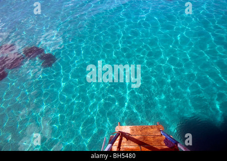 Splashdeck en bois de l'arrière du navire de croisières de plongée, parc marin de Komodo, en Indonésie. Pas de PR Banque D'Images