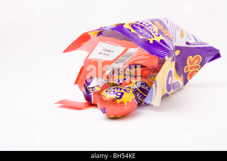 Cadburys crème oeufs et mini-oeufs isolés contre fond blanc. Banque D'Images