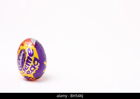 Cadburys oeuf crème contre isolé sur fond blanc. Banque D'Images