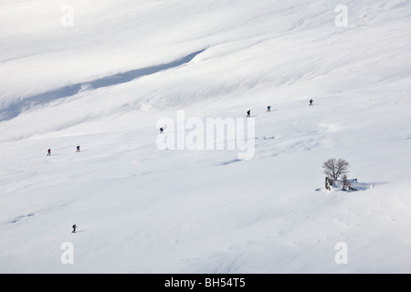 Un groupe de randonneurs en raquettes balade en ligne en hiver (d'Auvergne). Groupe de randonneurs se déplaçant en raquettes l'hiver. Banque D'Images