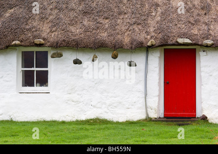 Chaume traditionnel chalet au crofting Luib, île de Skye. Banque D'Images