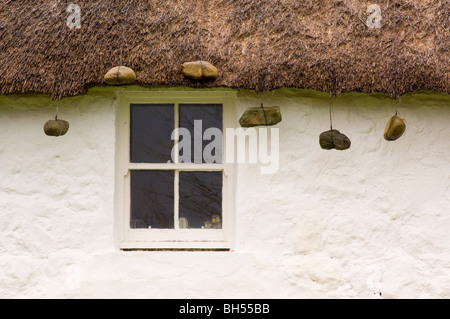 Chaume traditionnel chalet au crofting Luib, île de Skye, fenêtre. Banque D'Images