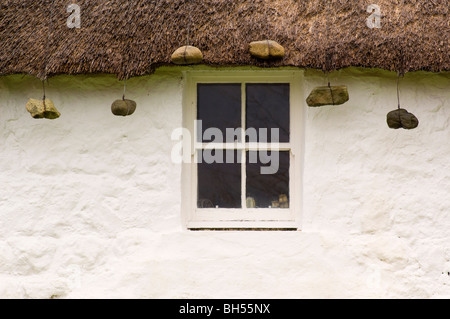 Chaume traditionnel chalet au crofting Luib, île de Skye, fenêtre. Banque D'Images