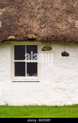 Chaume traditionnel chalet au crofting Luib, île de Skye, fenêtre. Banque D'Images