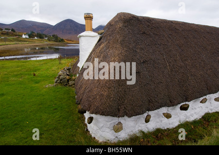 Chaume traditionnel chalet au crofting Luib, à la recherche de la Red Cuillin, île de Skye. Banque D'Images