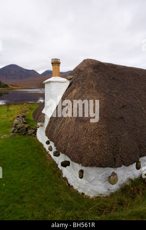 Chaume traditionnel chalet au crofting Luib, à la recherche de la Red Cuillin, île de Skye. Banque D'Images