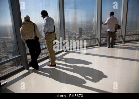 Les touristes en haut Galerie Visualisation Burj Khalifa Banque D'Images