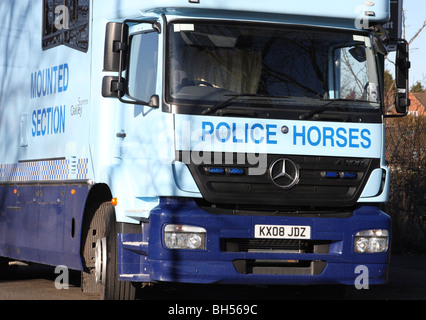 La police tchèque un cheval fort section montage. Banque D'Images