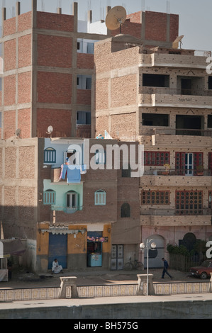 Vue depuis les écluses de la rivière du Nil barrage à Esna, Égypte, Afrique Banque D'Images