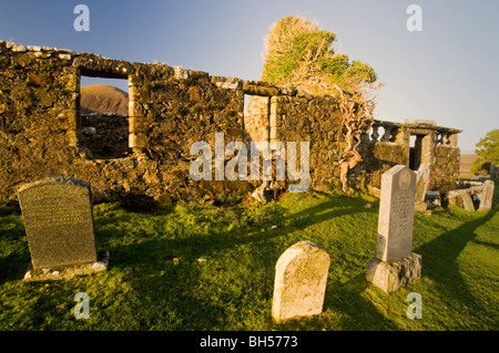 Cill Chriosd, ruines de l'Église Celtique de lierre croissant sur elle, et le cimetière, en face de la Red Cuillin, île de Skye. Banque D'Images