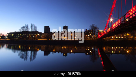 South Portland Street Red pont suspendu au-dessus de la rivière Clyde, au lever du soleil, Glasgow Banque D'Images