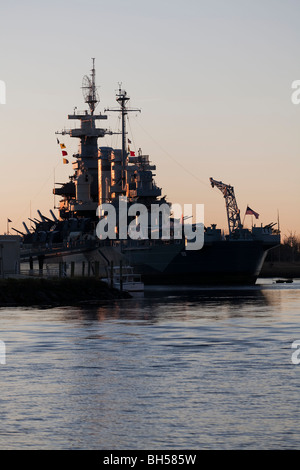 Coucher de soleil derrière l'USS North Carolina Banque D'Images
