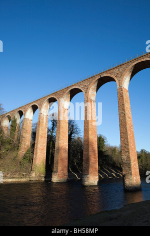 L'Leaderfoot ancien viaduc de chemin de fer dans la région des Scottish Borders - grès élégante du 19ème siècle en brique et en génie Banque D'Images