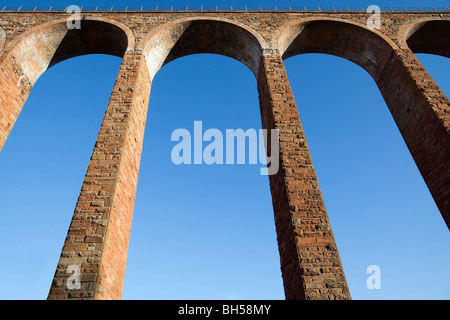 L'Leaderfoot ancien viaduc de chemin de fer dans la région des Scottish Borders - grès élégante du 19ème siècle en brique et en génie Banque D'Images