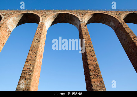 L'Leaderfoot ancien viaduc de chemin de fer dans la région des Scottish Borders - grès élégante du 19ème siècle en brique et en génie Banque D'Images