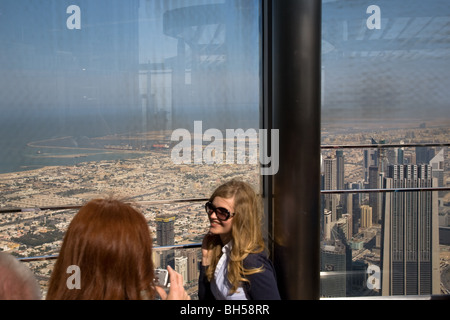 Les touristes en haut Galerie Visualisation Burj Khalifa Banque D'Images