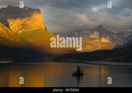 Un lever du soleil rougeoyant d'or sur le Lac Sainte-Marie et Wild Goose Island Banque D'Images