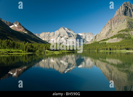 Mt. Gould se reflète dans le lac Swiftcurrent à beaucoup de Glacier Banque D'Images