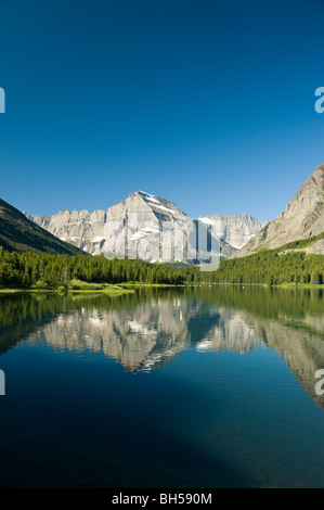 Mt. Gould se reflète dans le lac Swiftcurrent à beaucoup de Glacier Banque D'Images