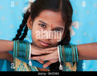 Pretty young girl wearing indiens bangles turquoise. L'Andhra Pradesh. L'Inde Banque D'Images